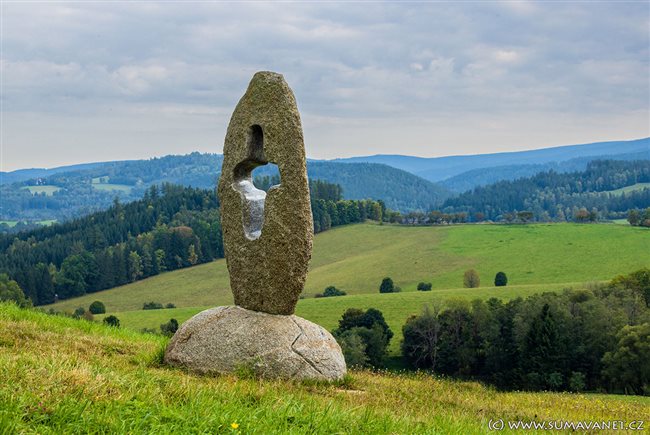 Vyhlídkové místo u kamenného kříže. Na louce při cestě z Palvínova do Annína.